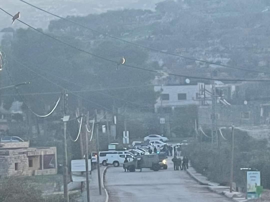 Des colons juifs ferment l’entrée du village  Al-Lubban ash-Sharqiya près de Naplouse
