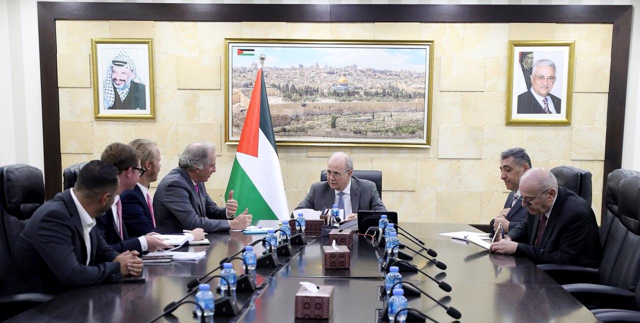 Mustafa évoque avec l’émissaire européen pour la paix les derniers développements dans les territoires palestiniens