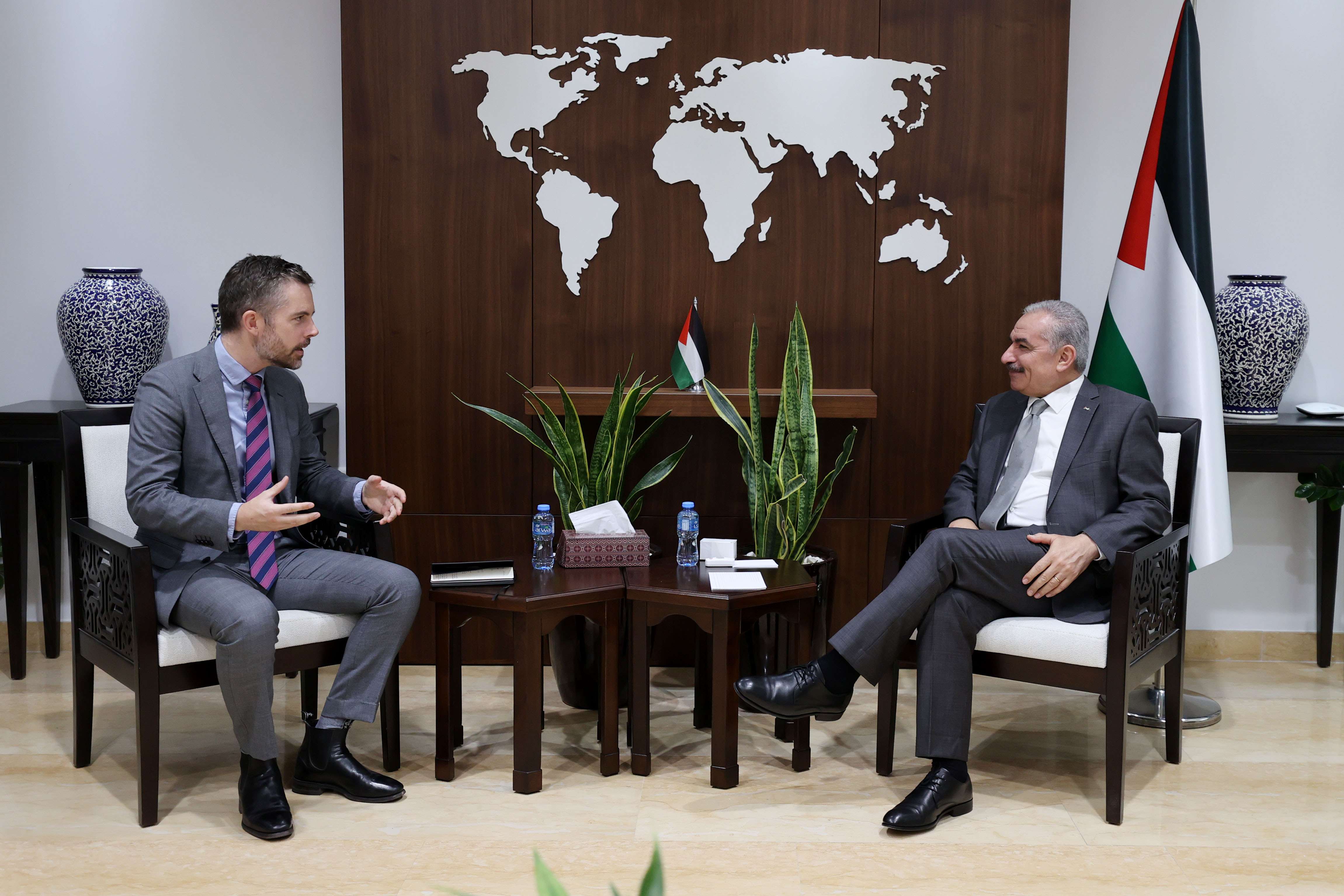 Shtayyeh informe le représentant d’Australie des derniers développements politiques palestiniens  