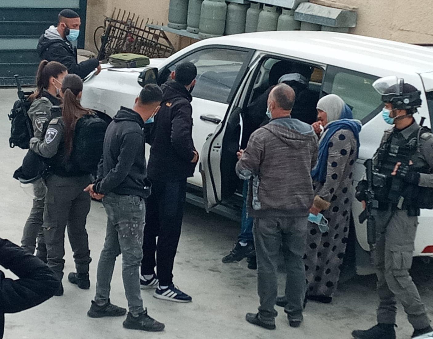Les forces israéliennes arrêtent un Palestinien et son épouse à Jérusalem occupée