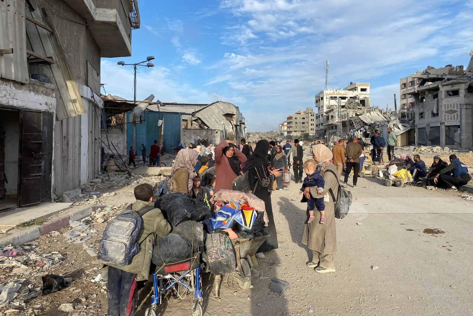 L’armée d’occupation force les civils à un déplacement forcé dans plusieurs zones de Khan Younis