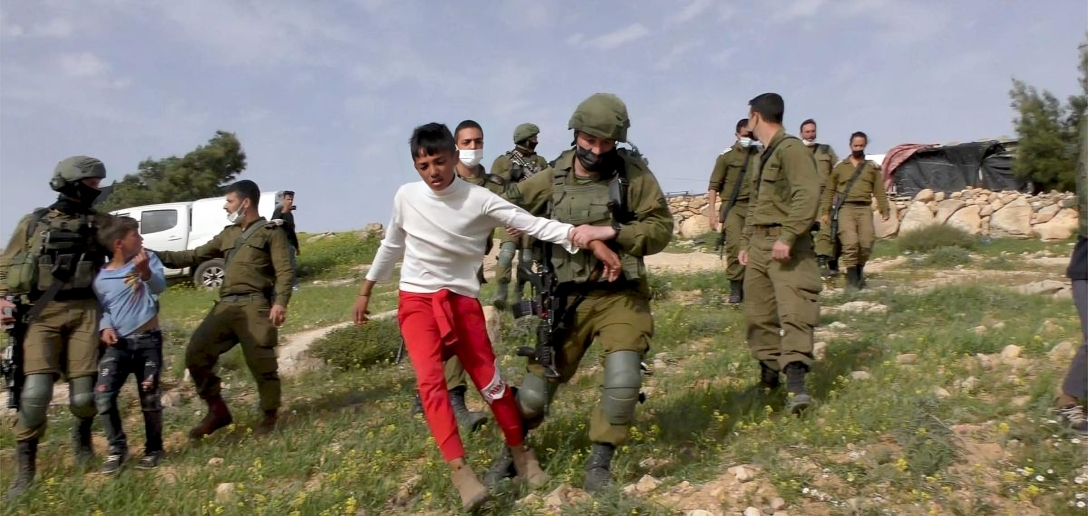 Des soldats israéliens capturent trois enfants et renforcent les restrictions à Hébron