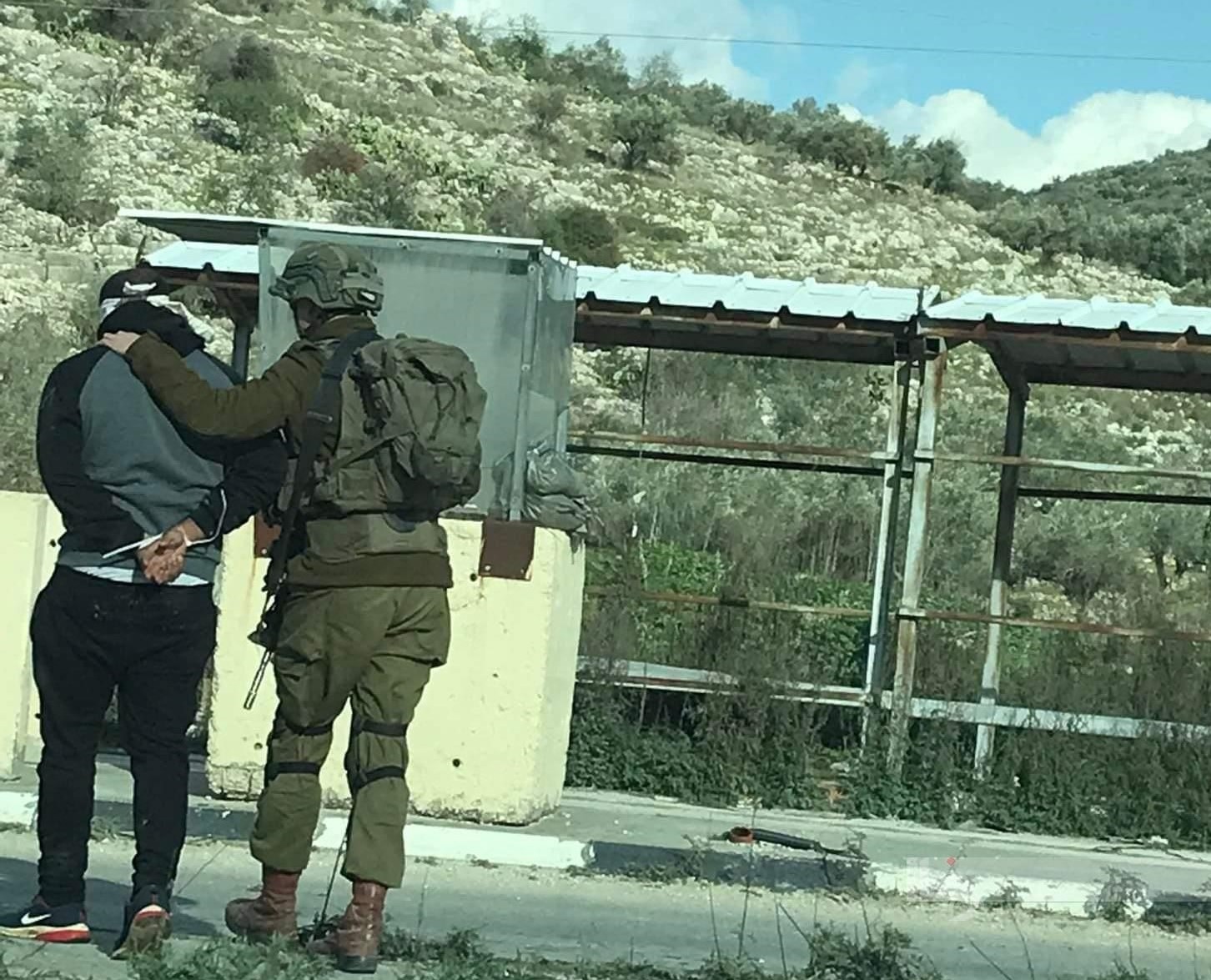 Les forces d’occupation arrêtent 30 citoyens de Cisjordanie 