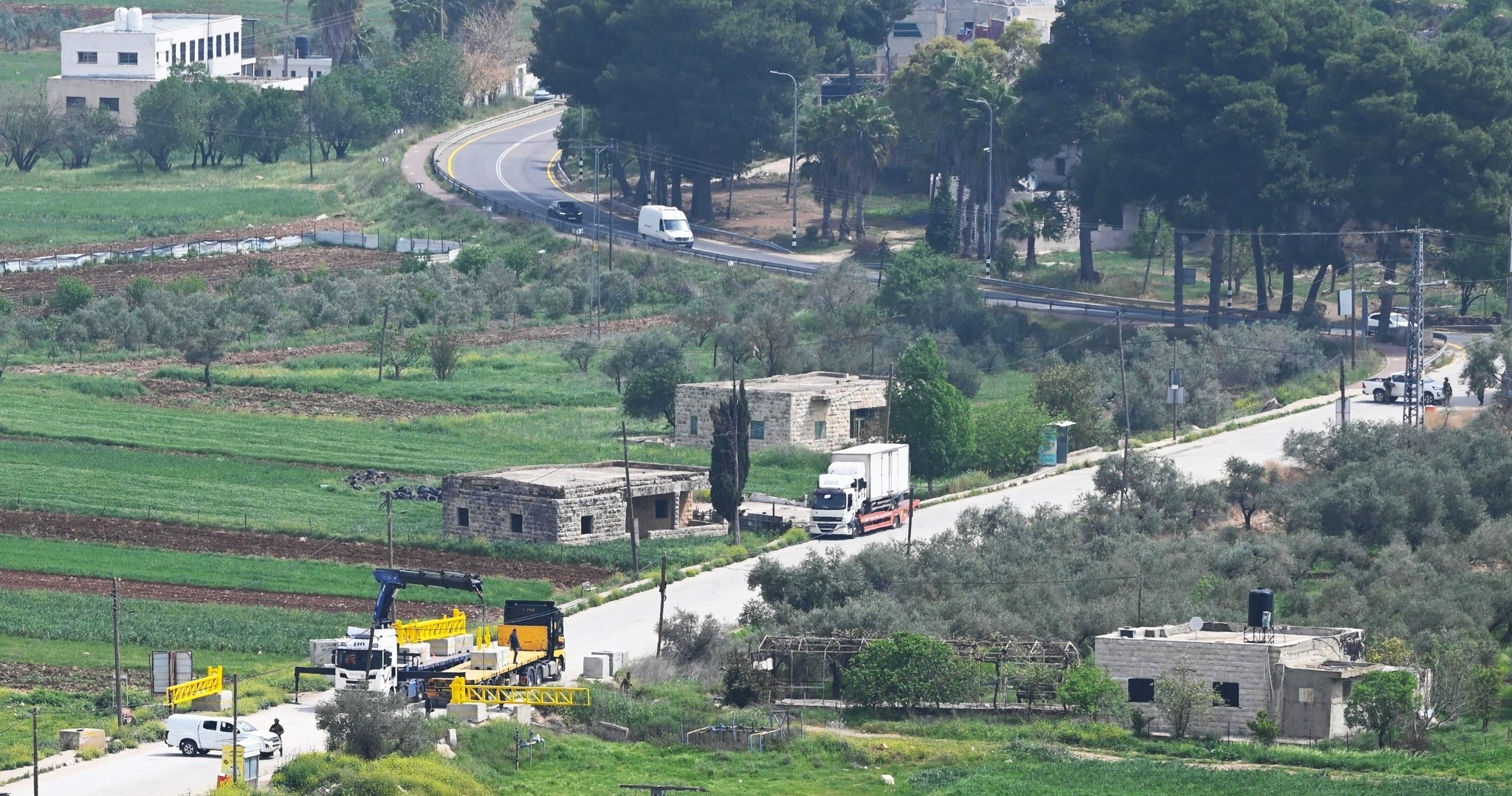 L'armée israélienne installe une porte en fer à l'entrée de Lubban Ash-Sharqiyia 