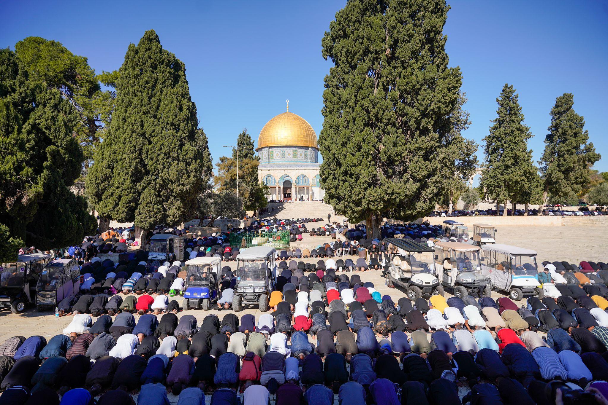 Des dizaines de milliers de fidèles accomplissent la prière du vendredi à la mosquée Al-Aqsa malgré les restrictions israéliennes