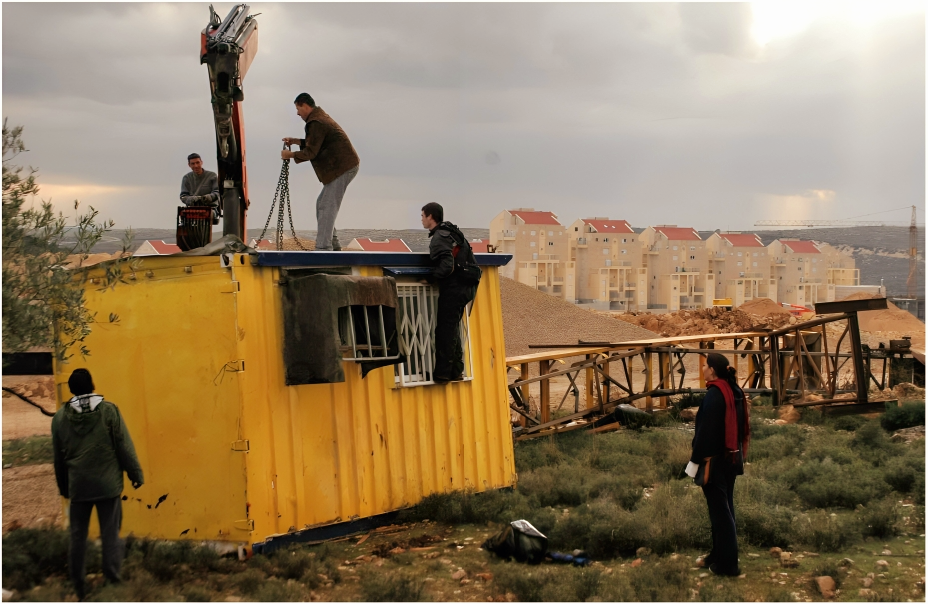 En prélude de les saisir, des colons placent une caravane sur des terres palestiniennes au sud de Naplouse