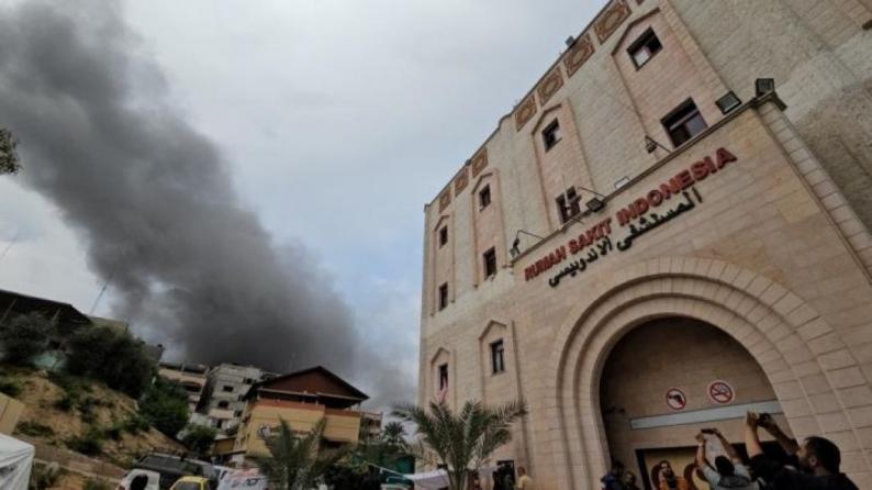 Gaza : L’armée de l’occupation bombarde les portes et les environs de l’hôpital indonésien
