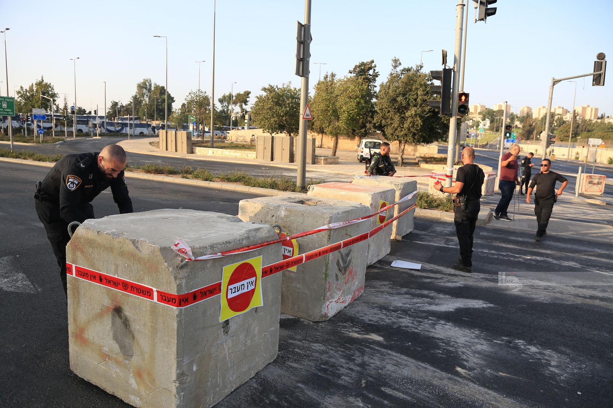 Un nombre considérable de colons profanent la mosquée d’Al-Aqsa alors que les forces israéliennes ferment les routes de Jérusalem