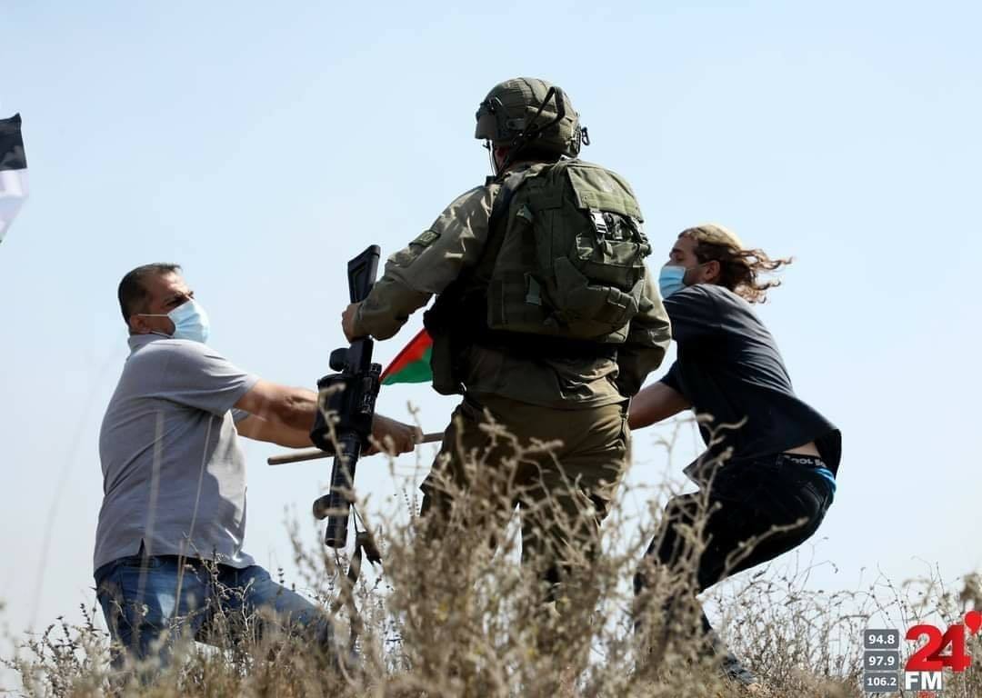 Des Palestiniens interdisent un groupe de colons israéliens de s'infiltrer dans un village Palestinien près de Salfit