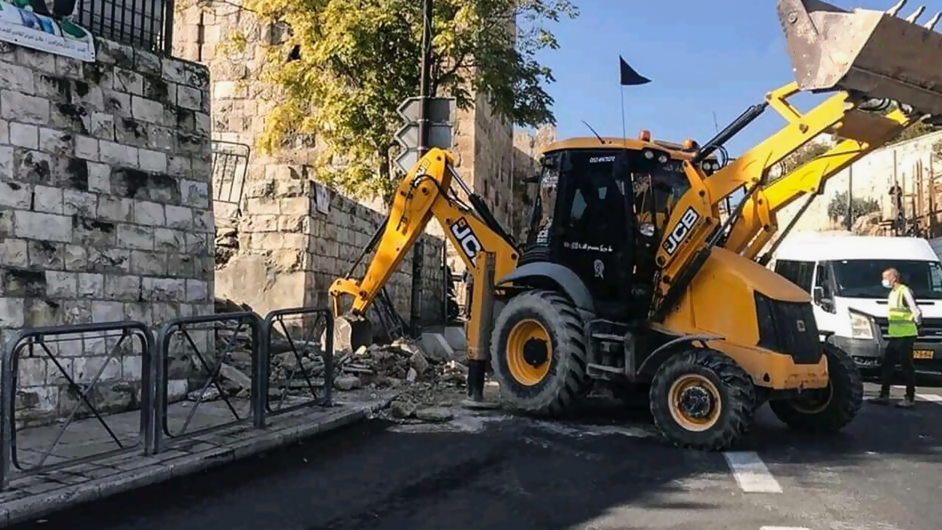 Des colons israéliens nivellent la zone en face de la mosquée Ibrahimi à Hébron