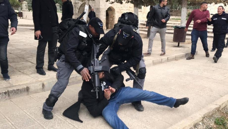 La police israélienne attaque les fidèles dans la mosquée d’Al-Aqsa et en appréhende cinq