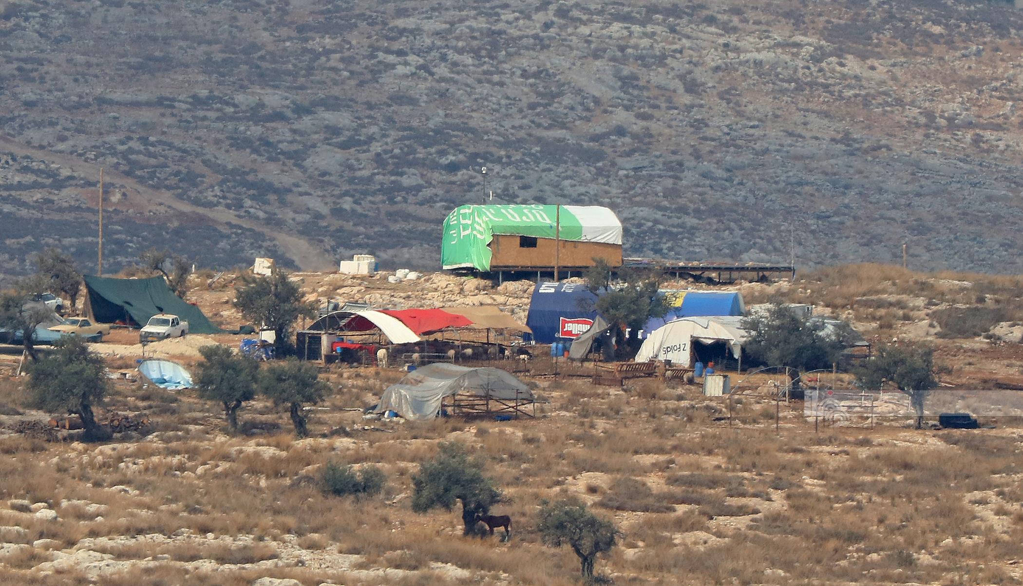Les colons israéliens installent des tentes comme noyau d'un avant-poste colonial à Jérusalem