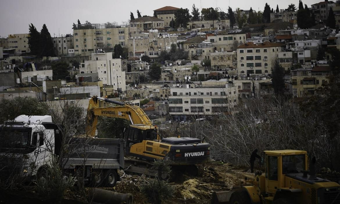 L'occupation démolit des installations et ravage des terres près de Jérusalem occupée  