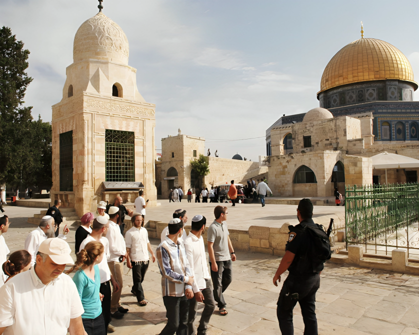 Des colons envahissent la mosquée Al-Aqsa sous protection israélienne