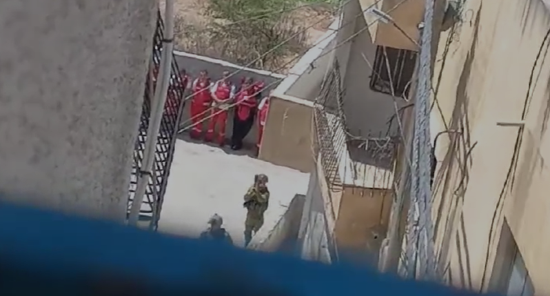 L'occupation fait une descente dans un centre médical du Croissant-Rouge dans le camp d'Al-Far'a et arrête ses travailleurs