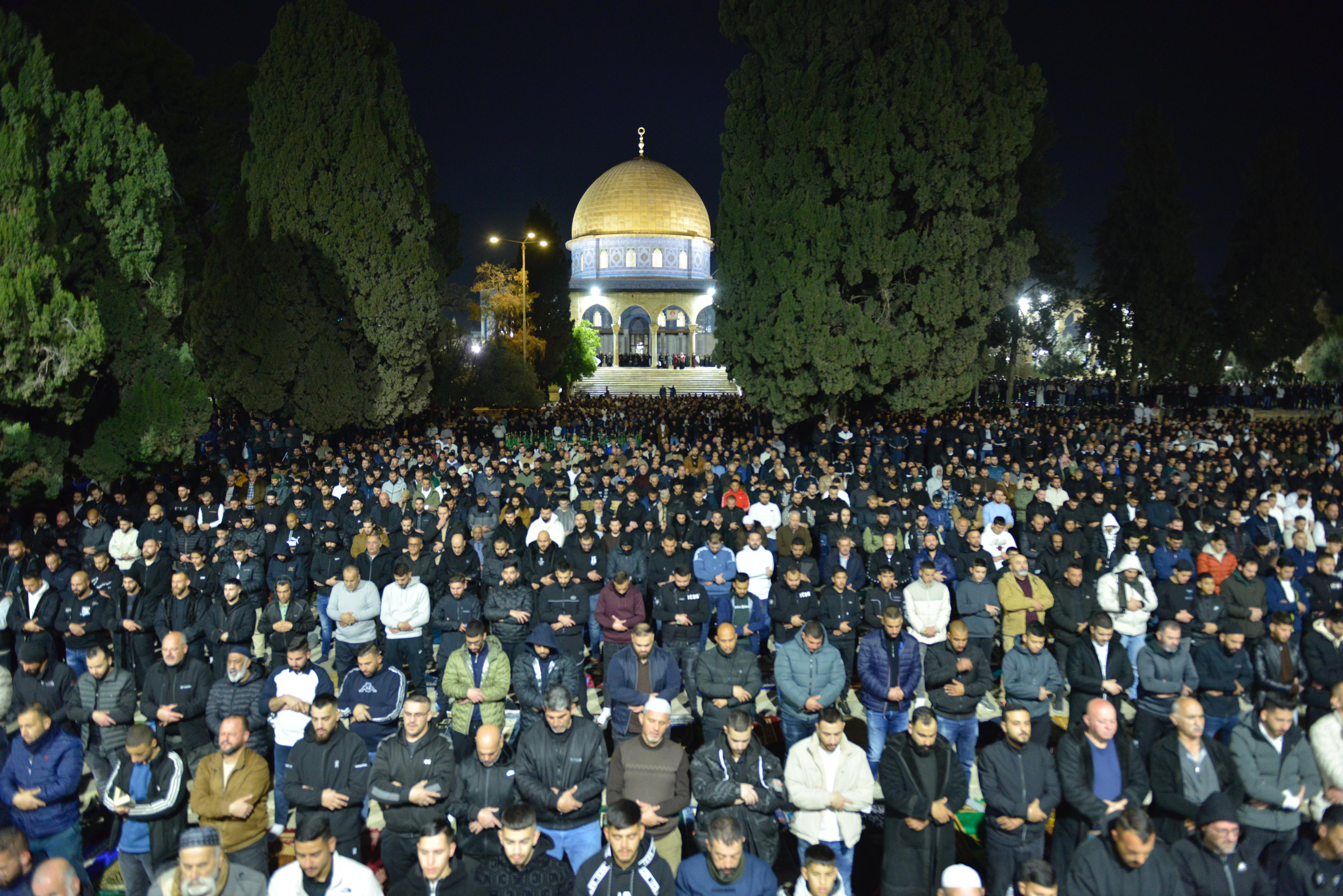 100 000 fidèles accomplissent les prières du soir à la mosquée Al-Aqsa.