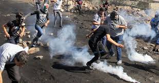 Confrontations avec les forces israéliennes près du camp de Jalazoun au nord de Ramallah