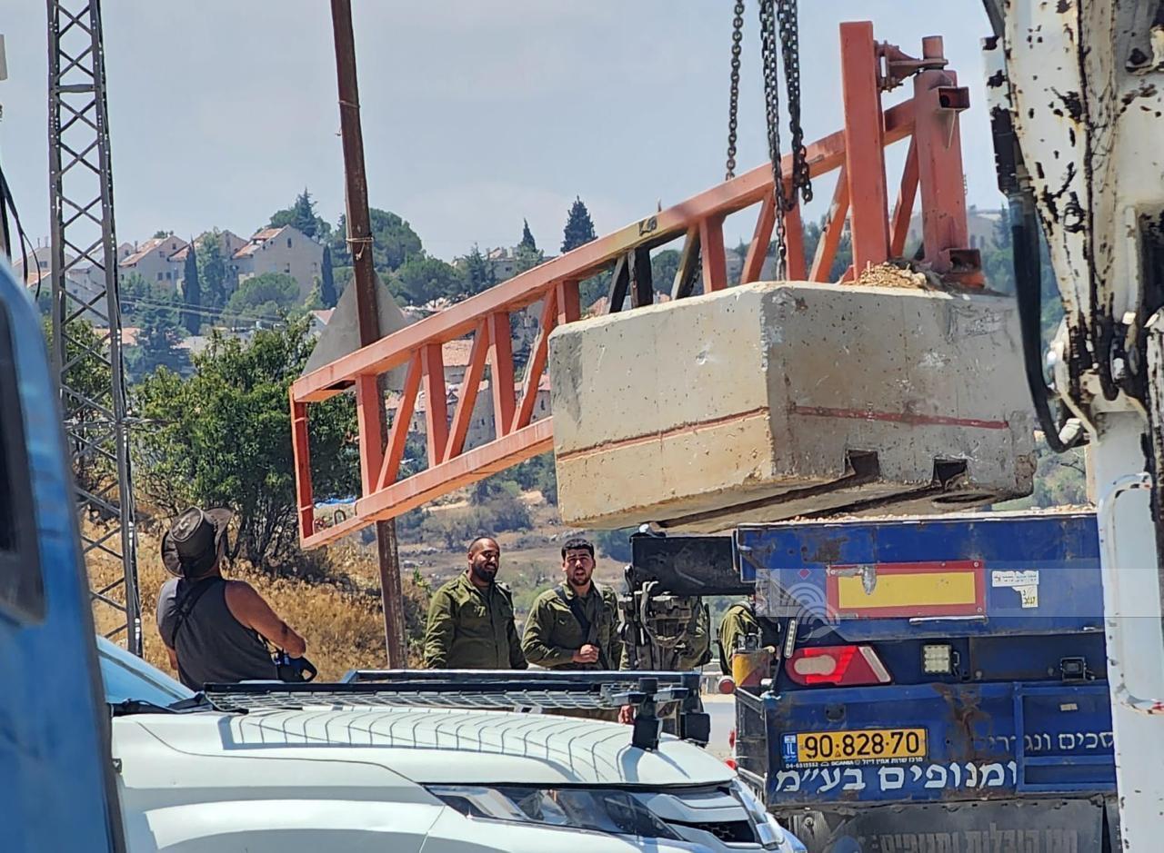 Les forces d'occupation installent une porte en fer près de Jénine
