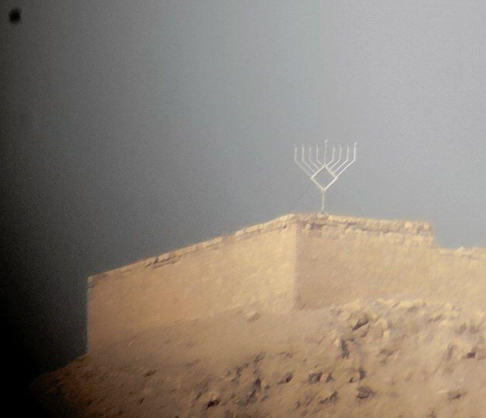  Des colons installent un chandelier sur une forteresse de Jéricho