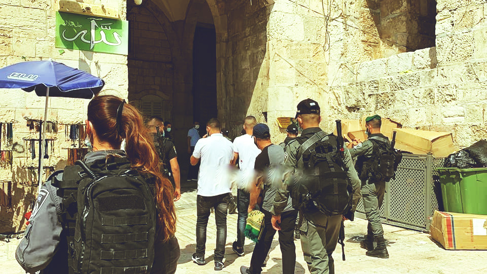 Quatre Palestiniens appréhendés par la police israélienne alors qu'ils quittent Al-Aqsa