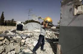 Les forces israéliennes obligent un citoyen à démolir sa maison à Jérusalem occupée