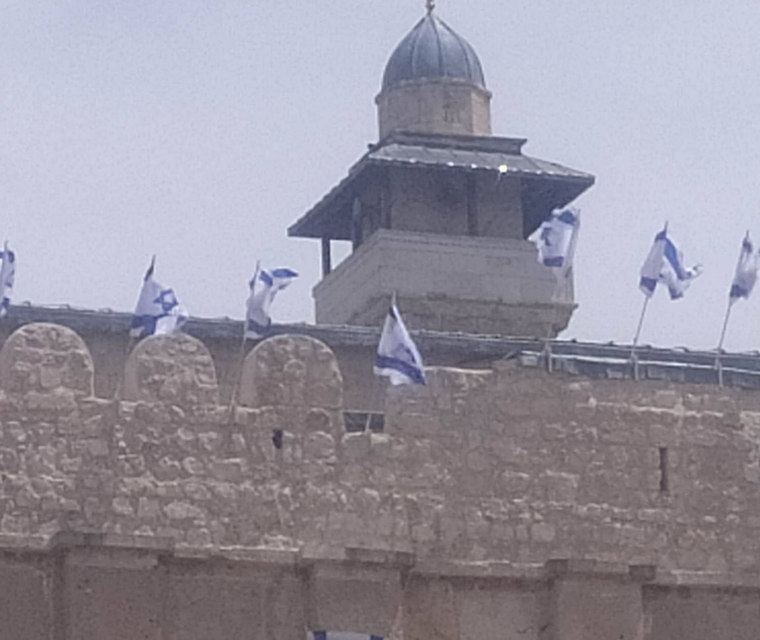 Al-Bakri dénonce le hissage du drapeau de l'occupation sur le toit et les murs de la mosquée Ibrahimi