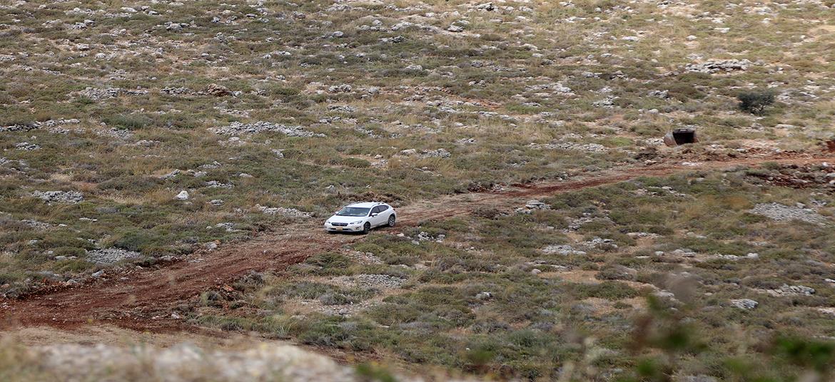 Des colons israéliens ouvrent un chemin de terre menant à une source d'eau près d'Hébron