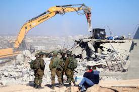 Les forces israéliennes d'occupation démolissent une maison habitée à Jéricho