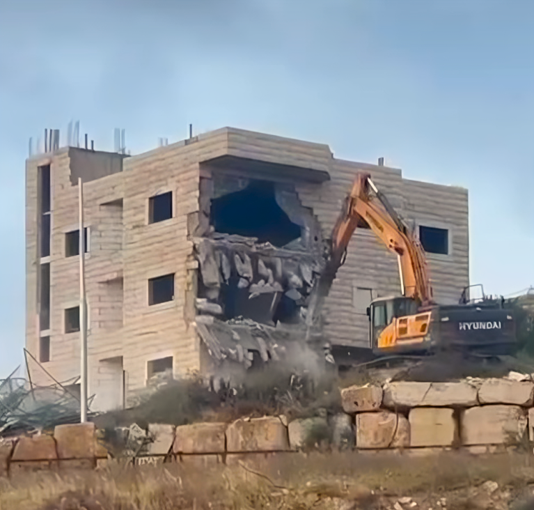 Les bulldozers d’occupation détruisent un bâtiment et des cabanes près de Jérusalem