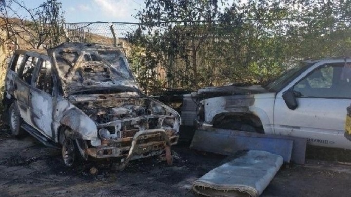 Des colons incendient 13 véhicules à Jérusalem