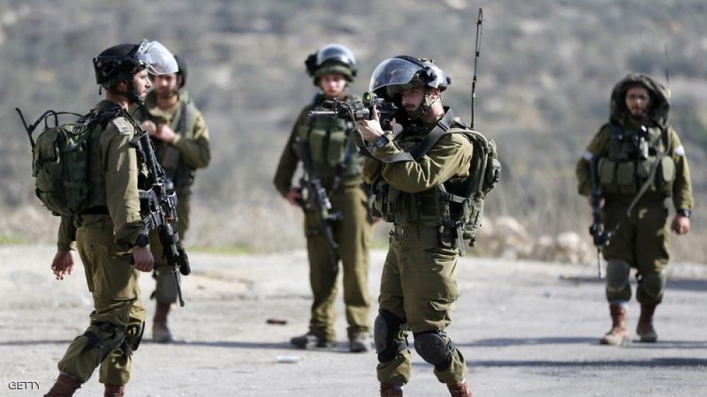 L’armée d’occupation blesse deux Palestiniens lors de ses incursions militaires dans des régions cisjordaniennes