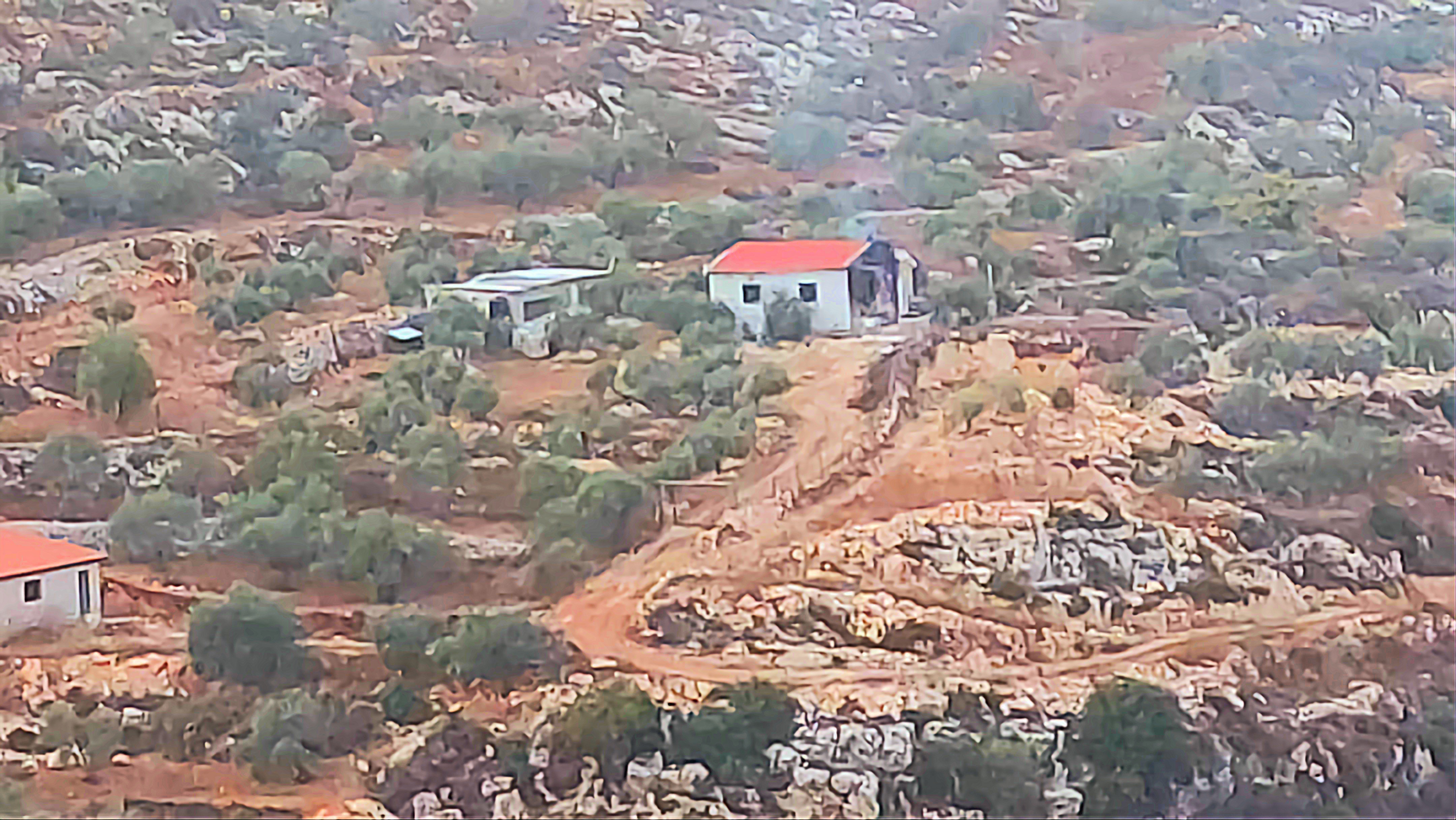 Mise le feu à une maison Palestinienne par des colonisateurs israéliens à Naplouse