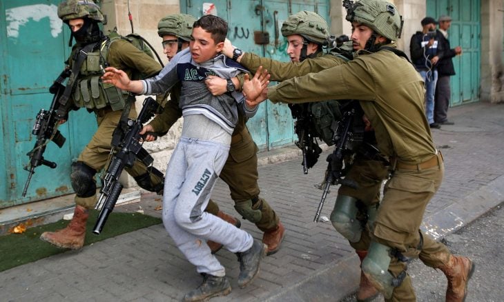 Les raids militaires israéliens entraînent la détention de 10 Palestiniens en territoire occupé