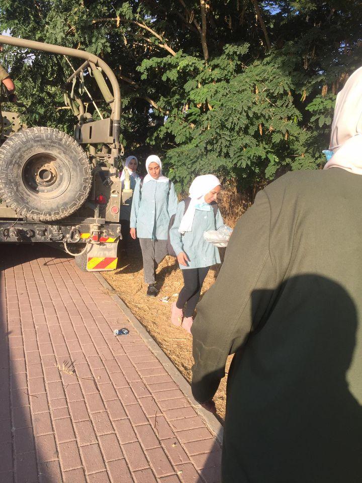 Les forces d’occupation entravent l’arrivée des écolières à leur école