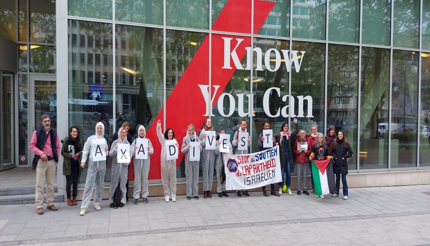 Manifestation devant le siège d'une compagnie d'assurance belge qui investit dans les colonies