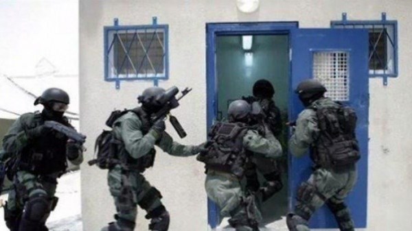 Une tension dans les cellules des prisonniers dans la prison du Néguev
