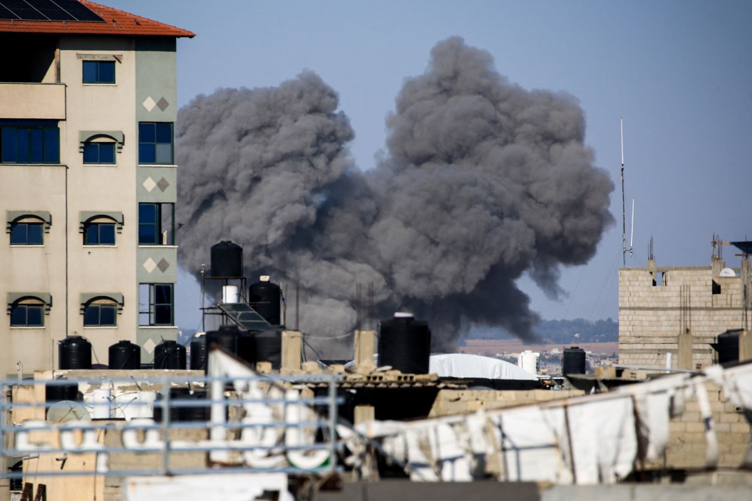 5 martyrs et 13 blessés dans le bombardement par l'occupation d'une tente abritant des personnes déplacées à l'intérieur d'une école du camp de Nuseirat