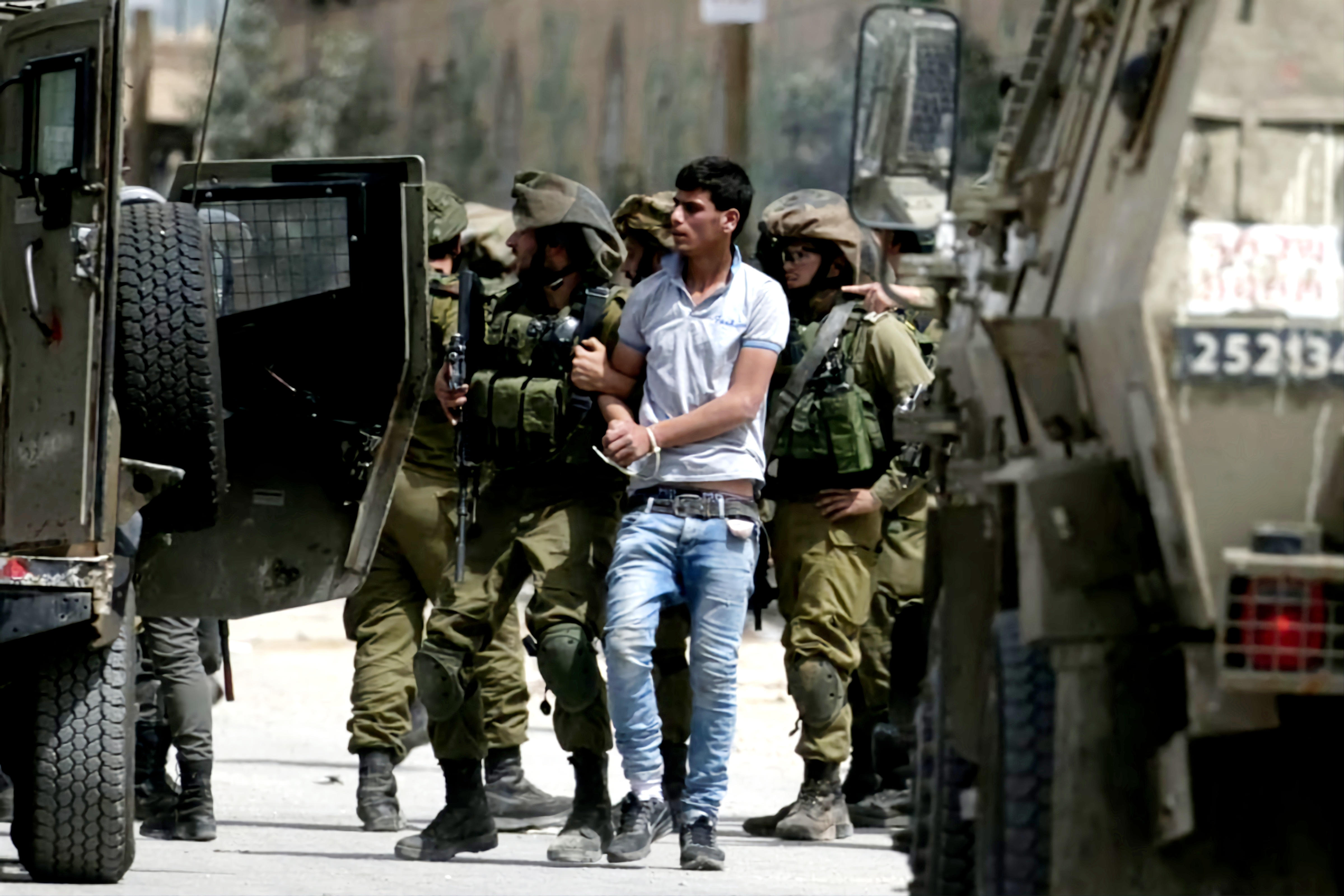 Une fille parmi des Palestiniens appréhendés par les forces d’occupation en Palestine 