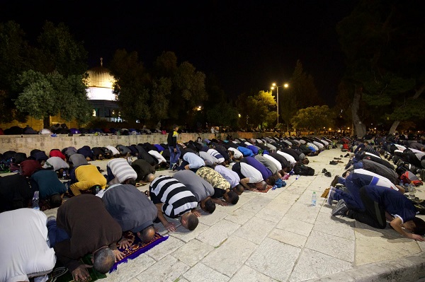 Environ 70000 fidèles effectuent la prière du soir à la mosquée Al-Aqsa