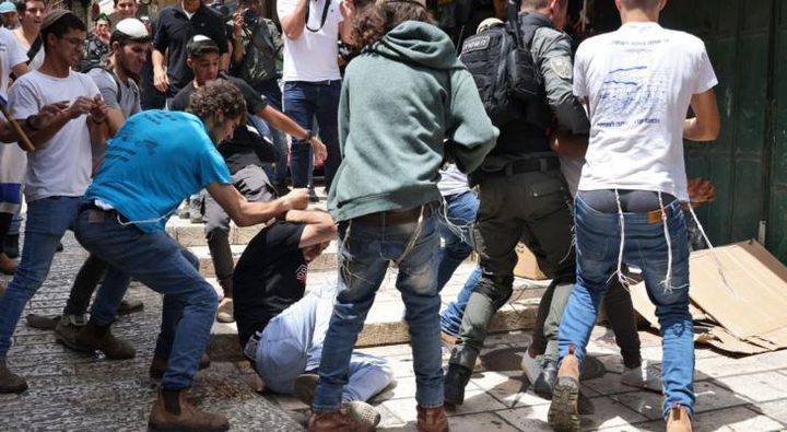 Des colons agressent un citoyen et en kidnappent un autre à l'est de Ramallah