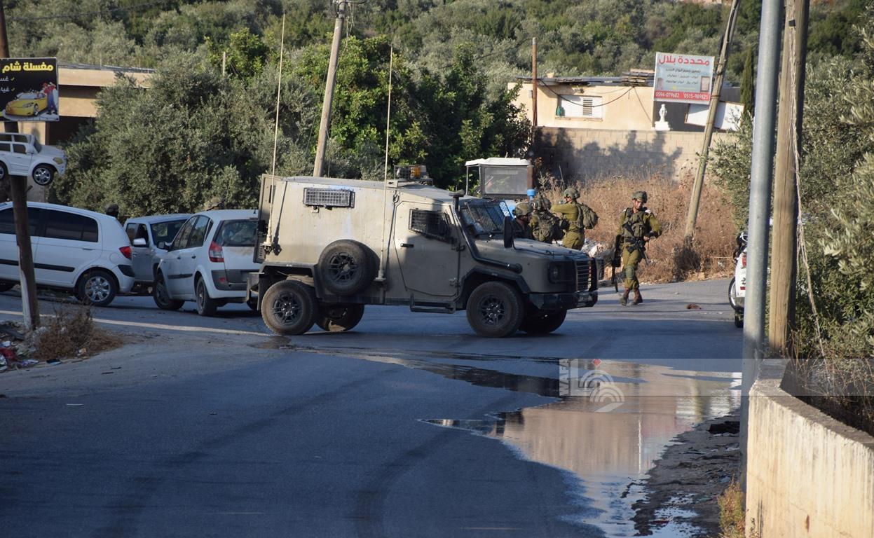 L’armée israélienne blesse 5 Palestiniens lors d’une invasion près de Ramallah
