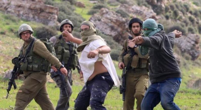 Des colons attaquent le chef de la commission de la résistance contre le mur, brûlent deux véhicules près de Ramallah