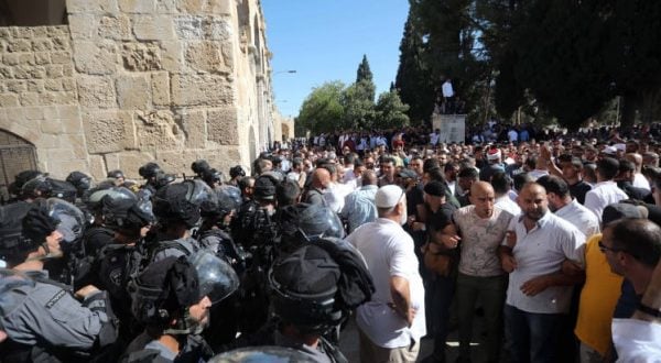 Les forces de l'occupation attaquent des Palestiniens près de Bab Al-Asbat à la vieille ville de Jérusalem