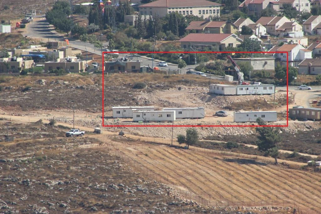 En prélude à la prise de contrôle des terres palestiniennes, des colons israéliens installent une maison mobile à Masafer Yatta