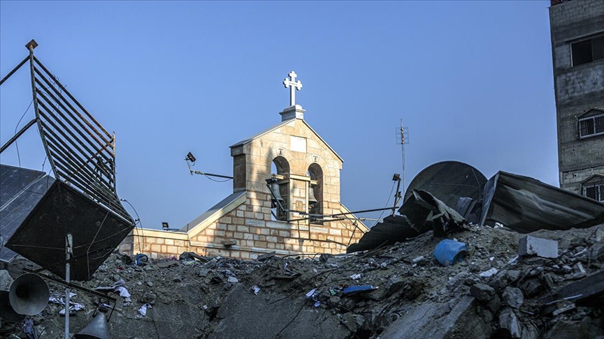 Le bourdonnement des bombardements israéliens est plus forts que hymnes des églises de Pâques à Gaza