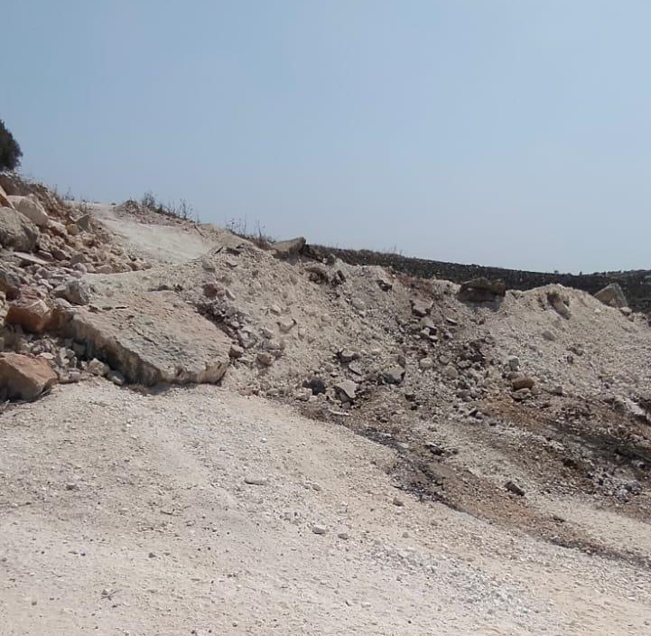 Une route agricole dévastée et fermée par l'occupation à Ya'bad, au sud de Jénine