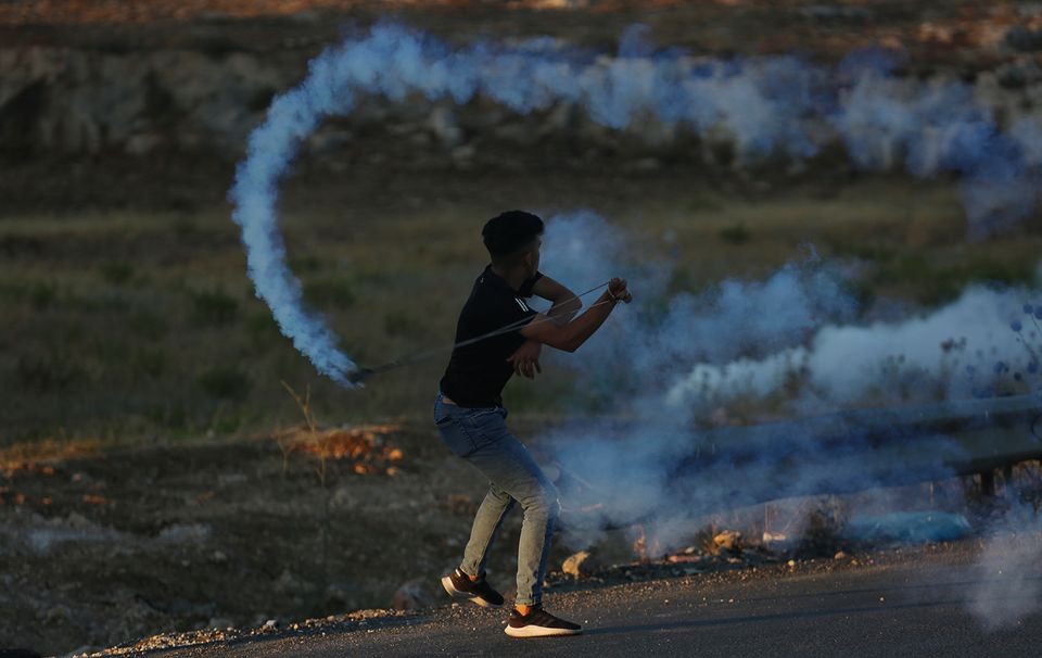 Des Palestiniens suffoqués lors de l’incursion des forces de l’occupation dans un village à Ramallah