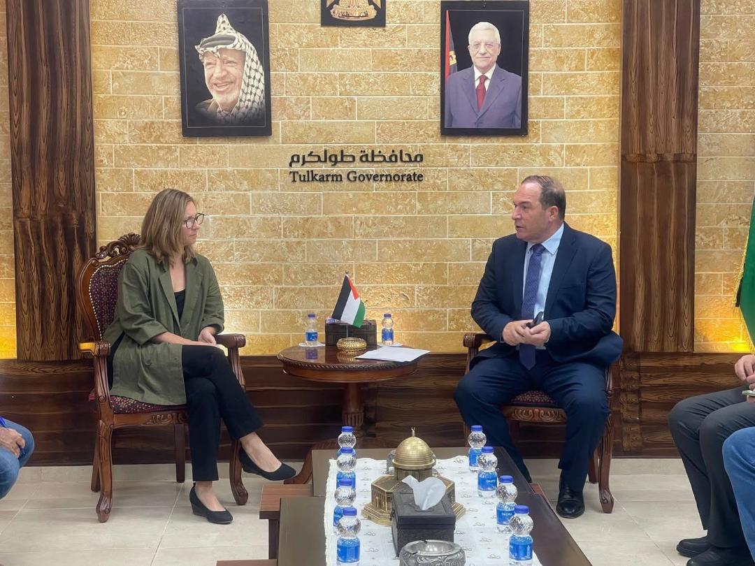 Le gouverneur de Tulkarem informe une délégation de l’ONU sur la situation humanitaire dans la région face à l’agression israélienne en cours