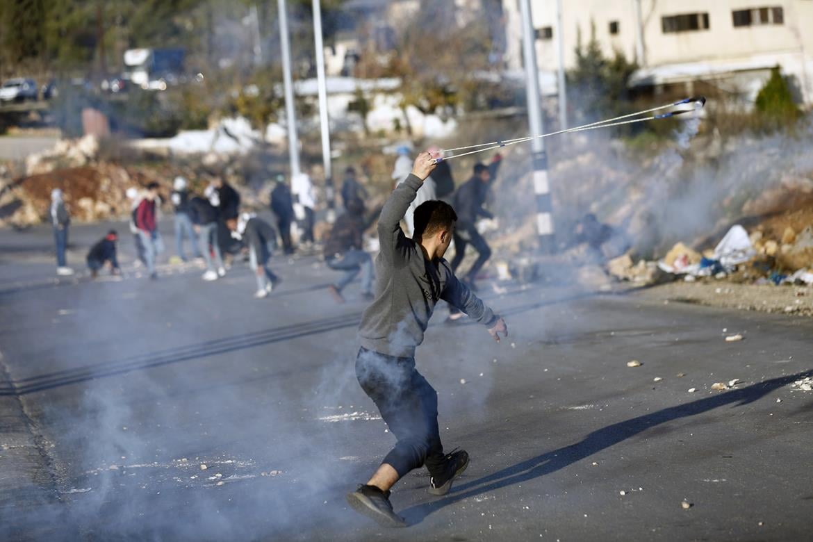 Bethléem : un blessé par balles de l’occupation et des dizaines d’autres asphyxiés  