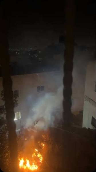 Un incendie se déclare dans une maison, provoqué par des grenades lacrymogènes tirées par l'armée israélienne lors d'une incursion à Kafr Malik